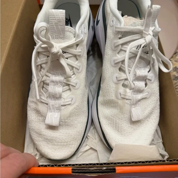 Nike Women's Motiva White and Green Walking Shoes - Picture 4 of 5